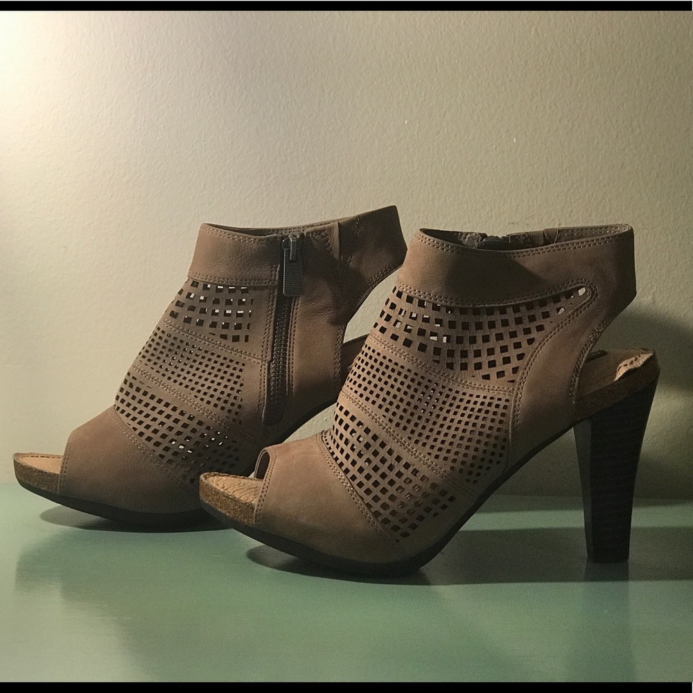 Adam Tucker brown heels size 9